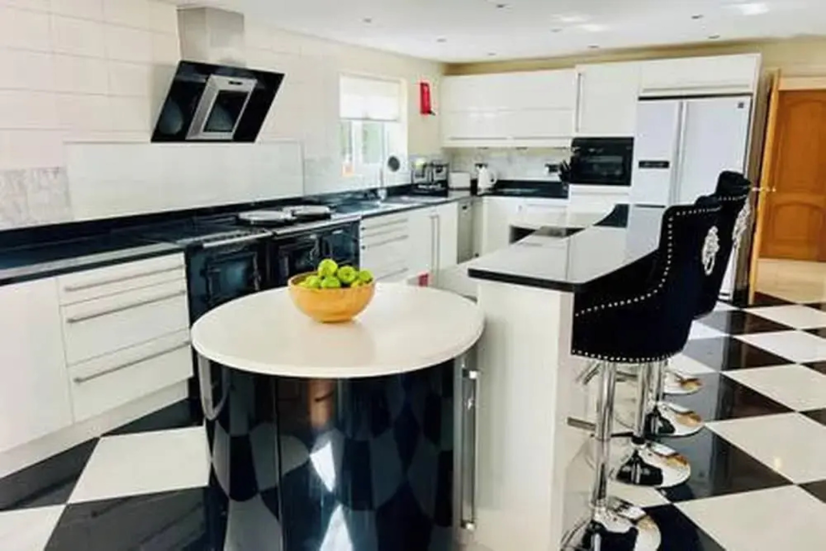 Stratford 4 BR Family Mansion With Pool, Gym & BBQ