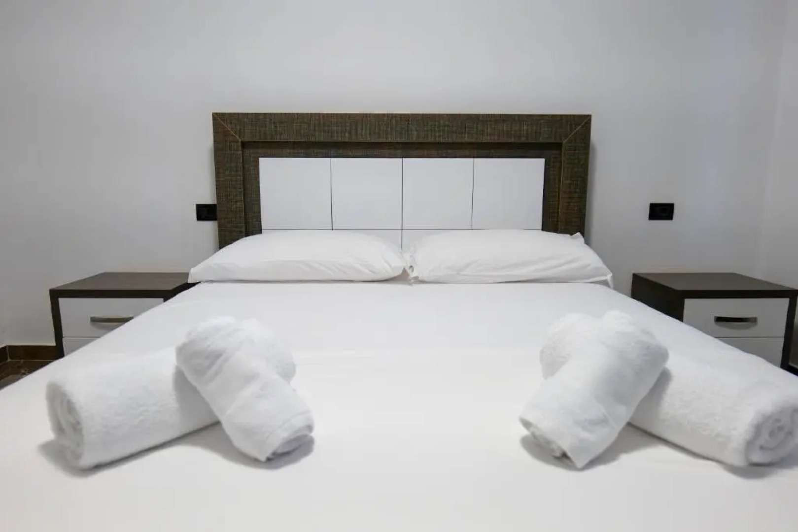 The Peak Hotel & Lounge