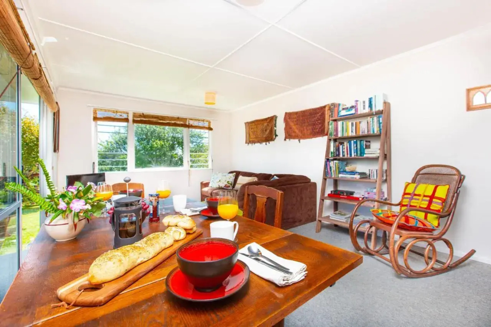 Lorenzen Bay Bungalow - Raglan Holiday Home