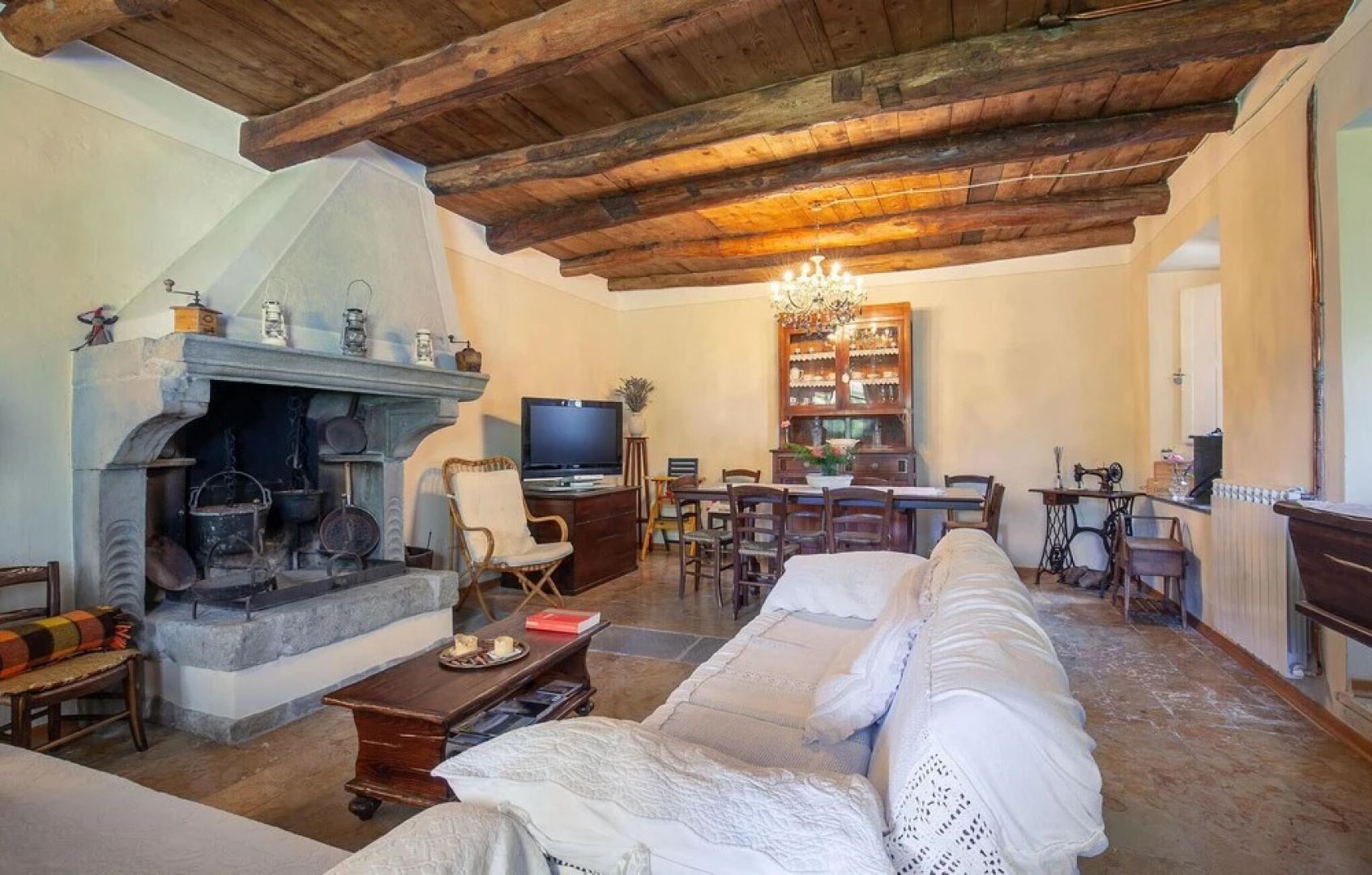 Stunning Home in Piazza al Serchio With 2 Bedrooms and Wifi