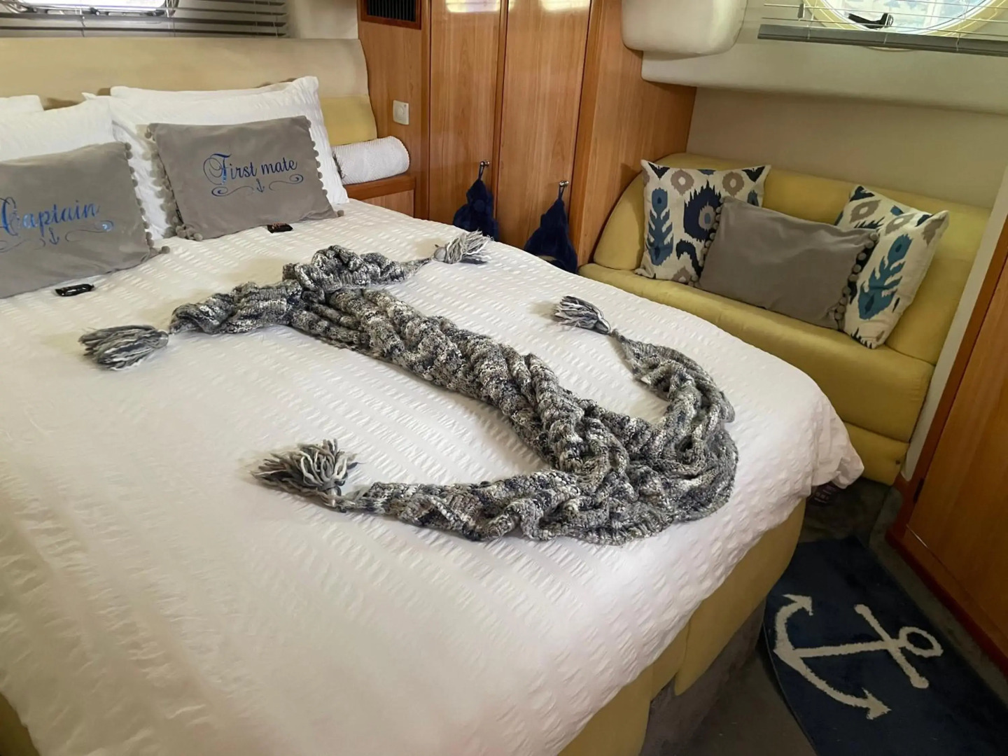 ENTIRE -HEATED -LUXURY YACHT - moored on Private Island -WIFI -sleeps up to 4 Adults or Adults with children over 2 years old -LAPLAND UK THORPE PARK LEGOLAND WINDSOR CASTLE HEATHROW ASCOT RACES WENTWORTH SAVILLE GARDENS LONDON