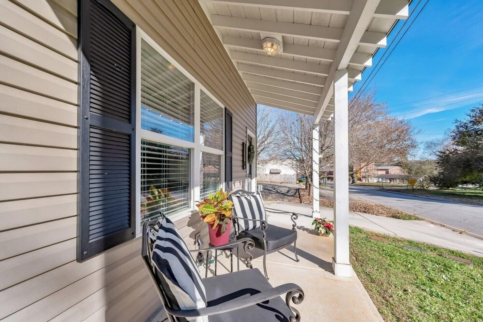 The Holly House In Downtown Demorest 2 Bedroom Home by Redawning