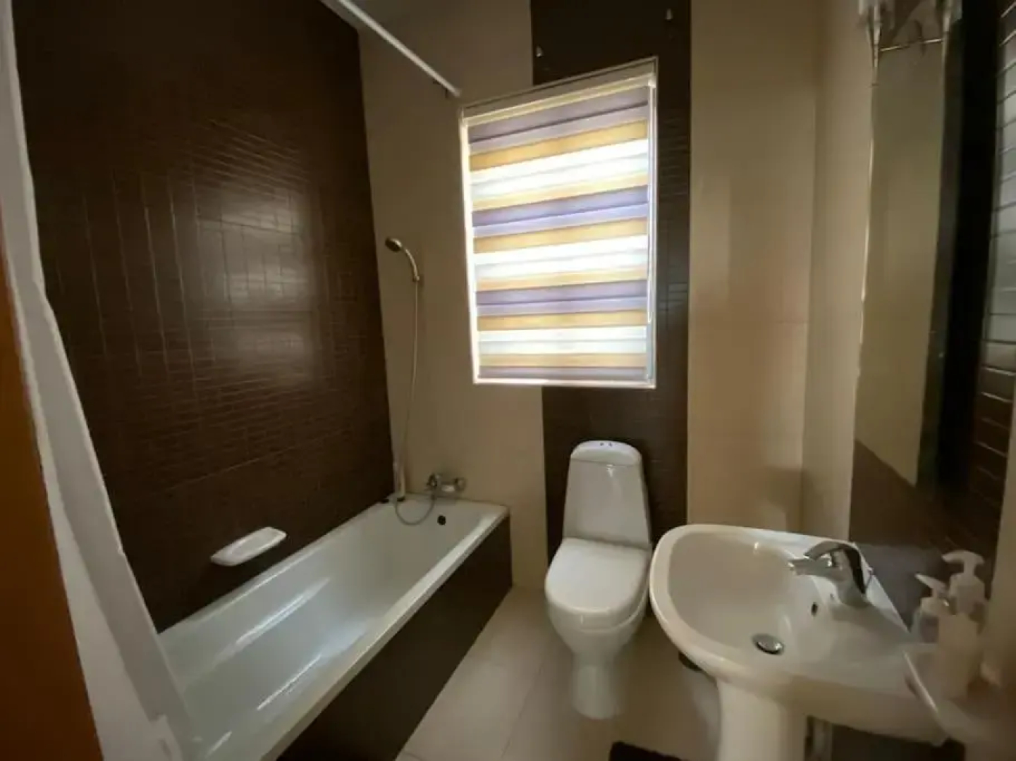 May Flower: Modern Flat close to Airport/Bus Stops