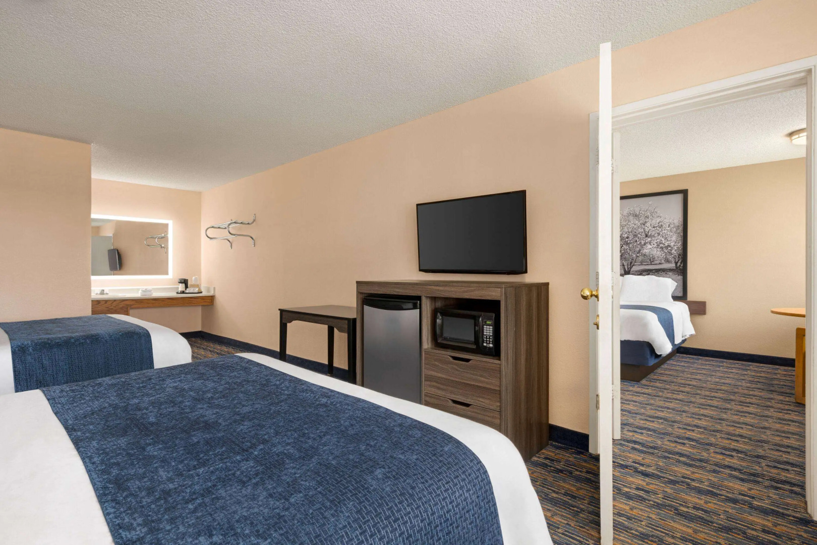 Super 8 by Wyndham Lindsay Olive Tree