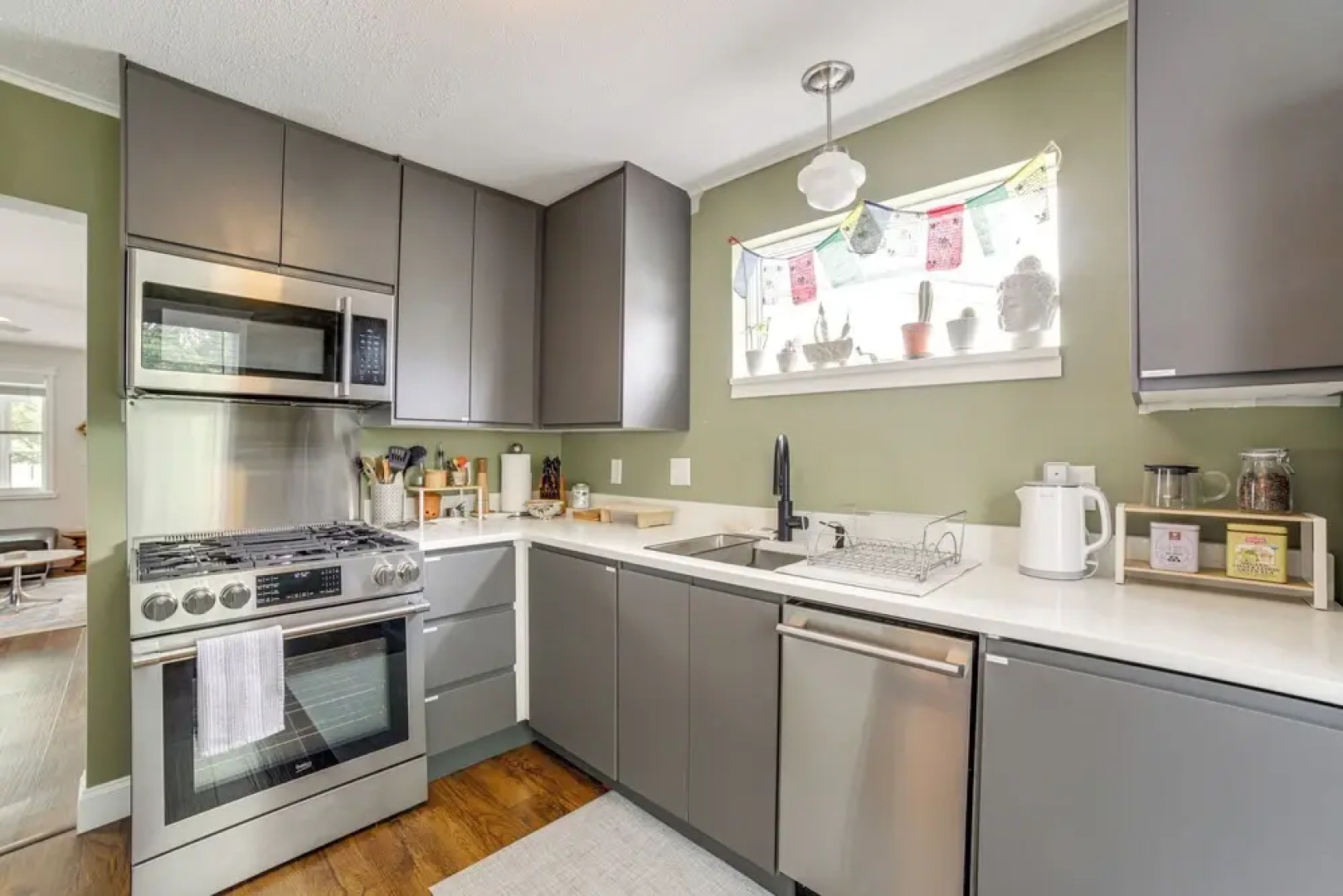 Grand Haven Getaway < 1 Mi to Lake Michigan!