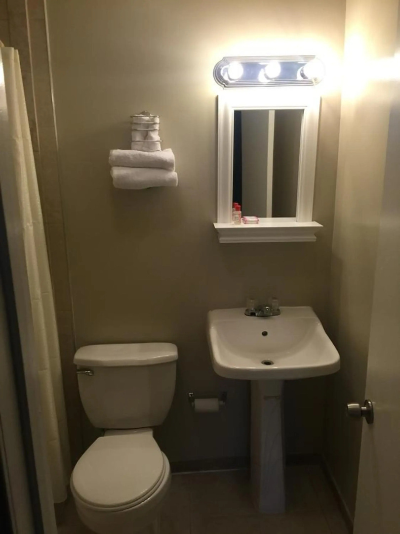 Scottish Inn and Suites