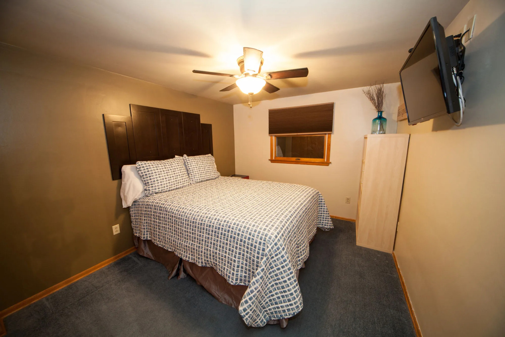 Log Cabin Lodge & Suites