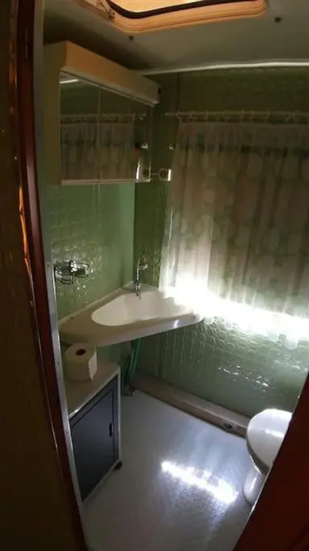 Geräumiger Wohnwagen unter Bäumen neben Mur-Stausee