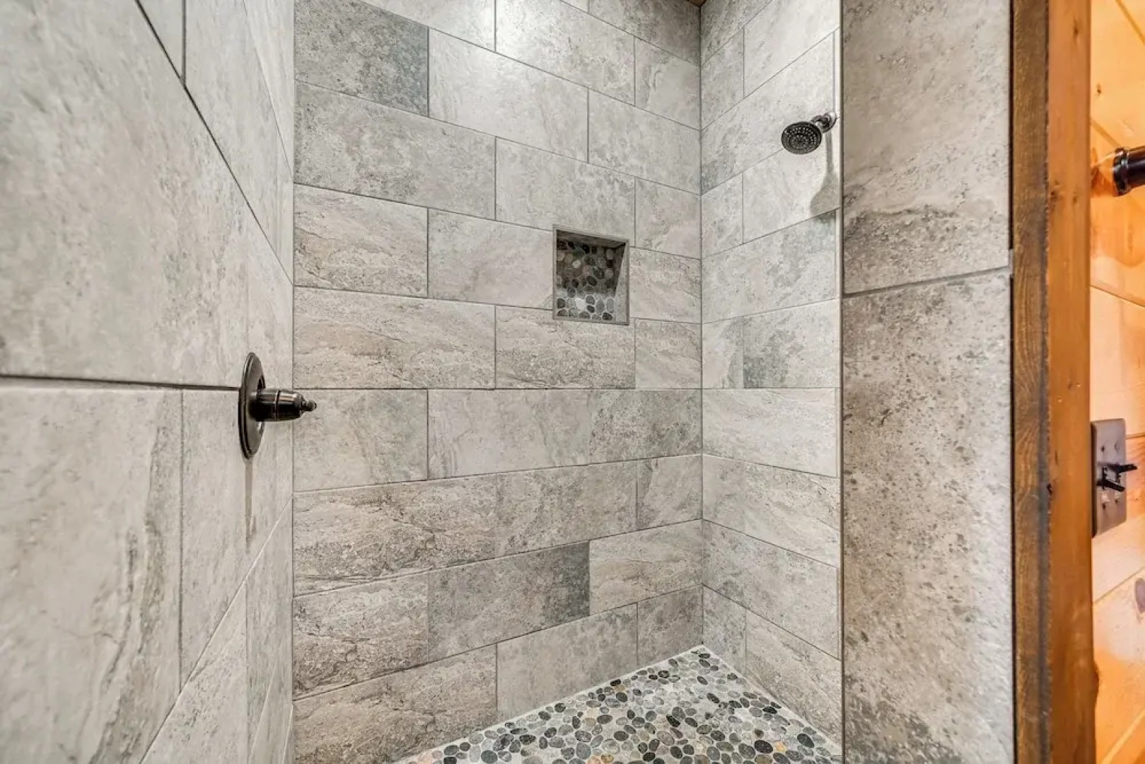 Hot Tub & Game Room: Spacious Cabin in Broken Bow!