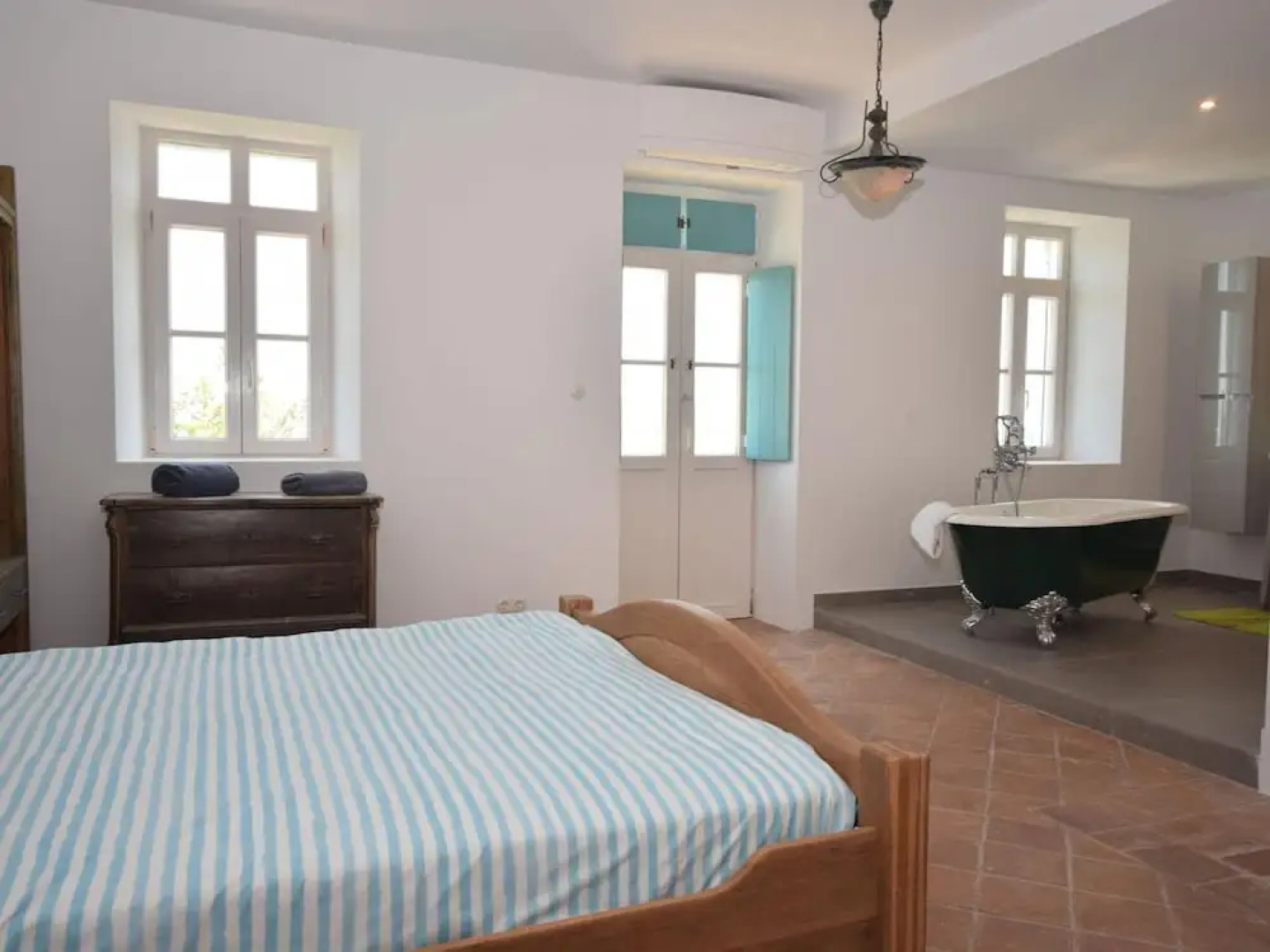 Delightful, Authentic Quinta with Swimming Pool near Beach & Towns