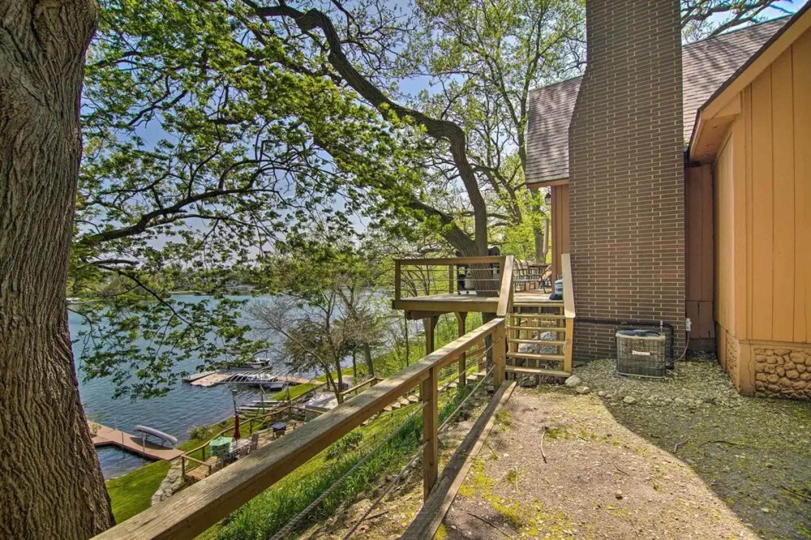 Serene Lakefront Escape: Boat Dock & Grill!