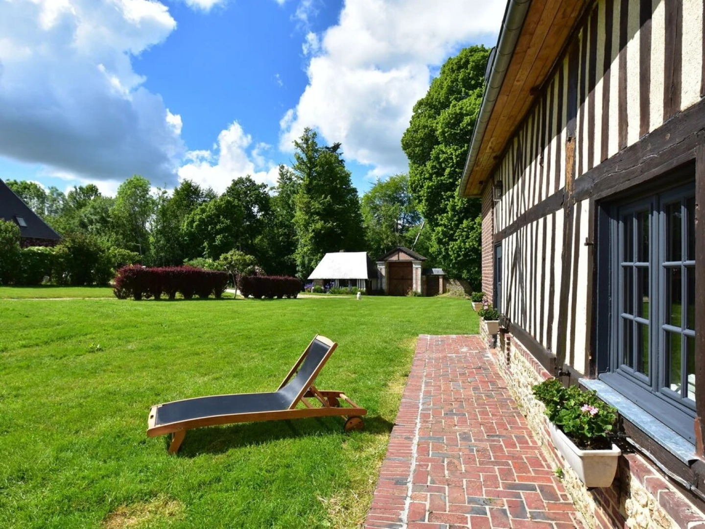 Pleasant Cottage in Asnieres With Terrace