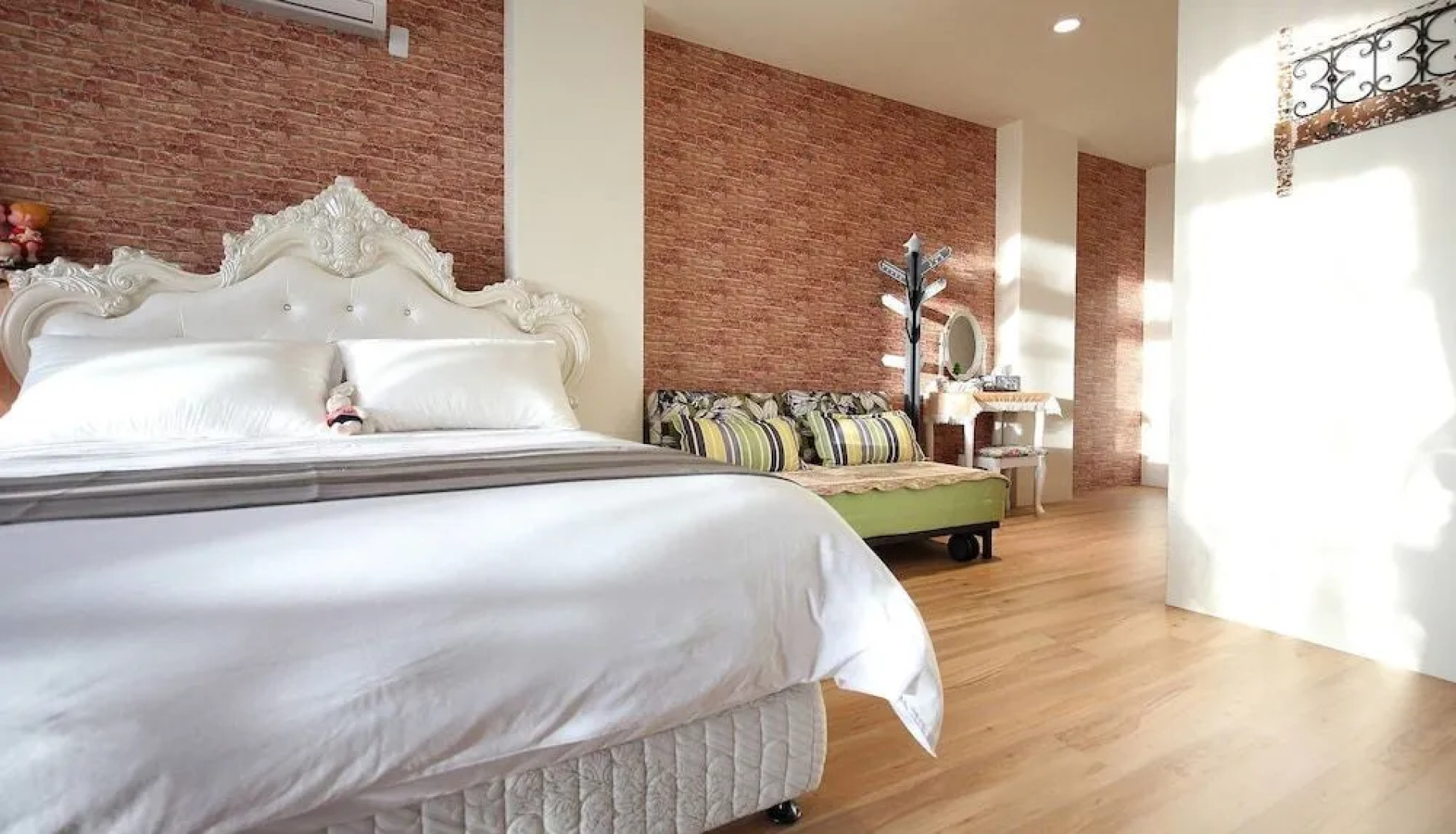 Textile Girl Romantic Homestay