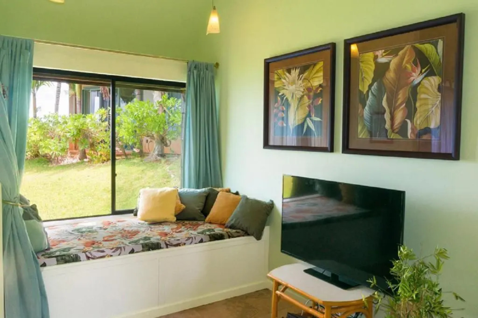 Sealodge J1-ground floor with oceanfront views, king bed, pool & more