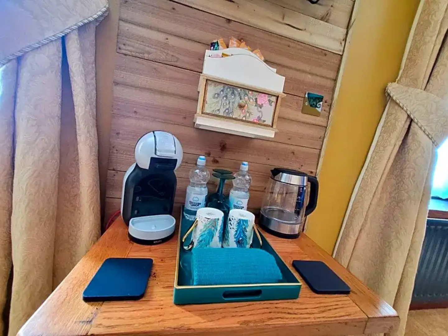 Hideaway Escapes, Farmhouse B&B, Ideal family stay or Romantic break, Friendly animals on our smallholding in a beautiful countr