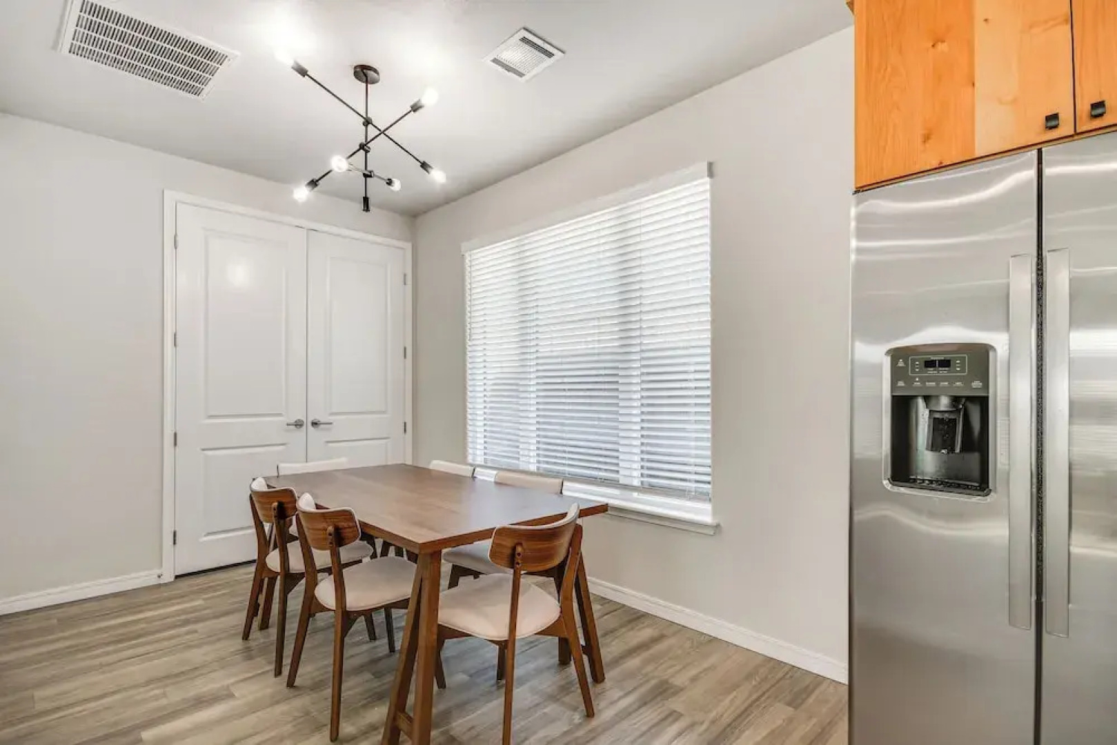 Pets Welcome: Newly Built Abode In Canyon!