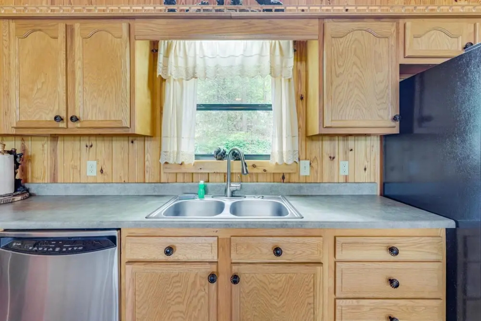 Sage Grass Retreat Wears Valley Cabin w Hot Tub Game Room Wraparound Deck