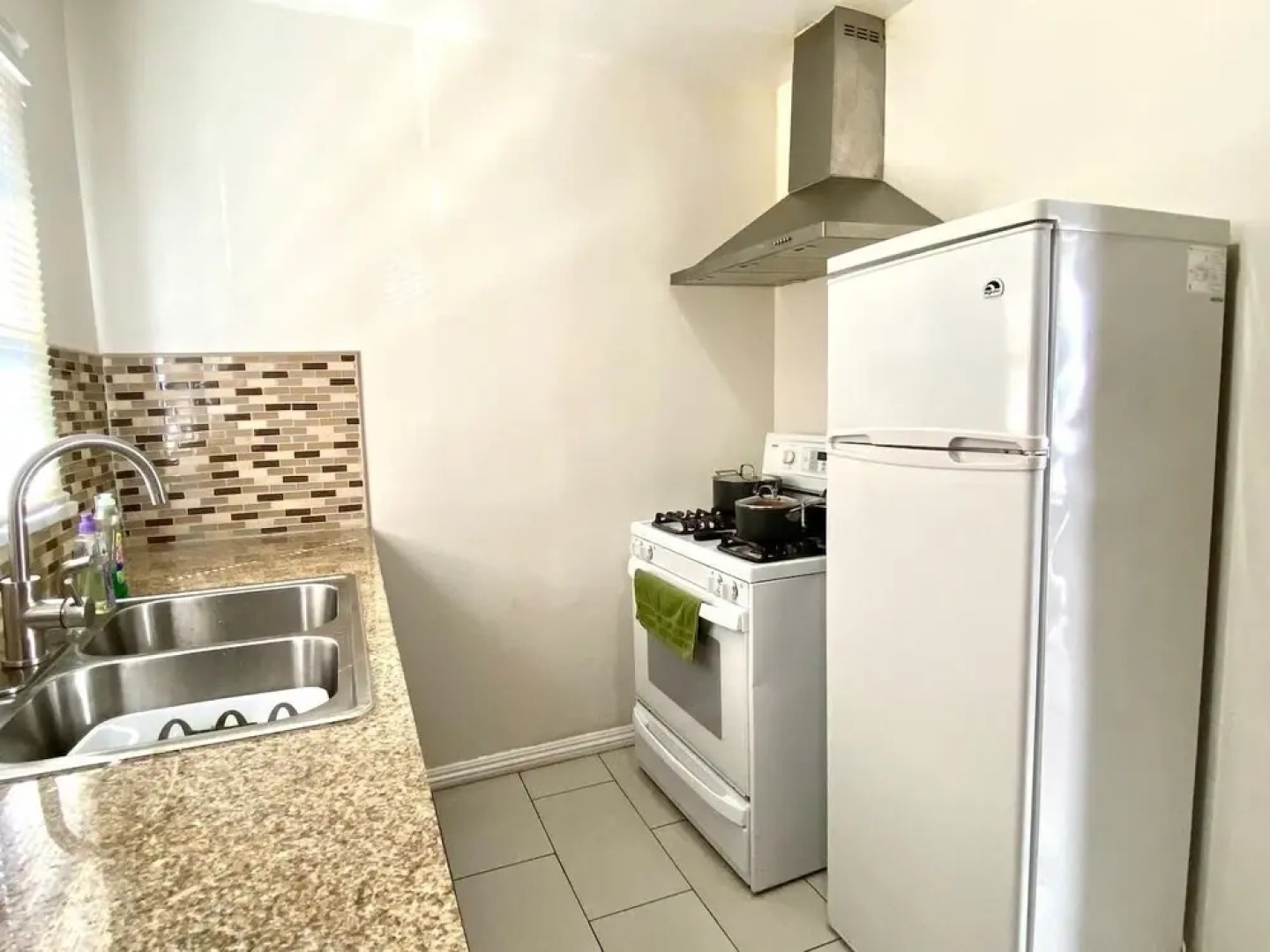 10 Min To The Beach! Perfect For A Family Or Friend Group. Self Check-in & Recently Renovated 2 Bedroom Apts by RedAwning