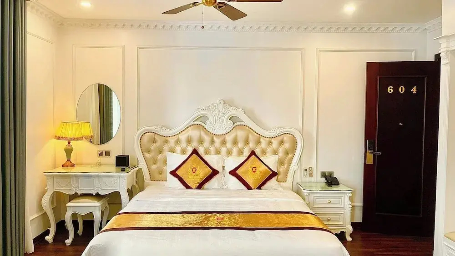 Gold Hotel Luxury
