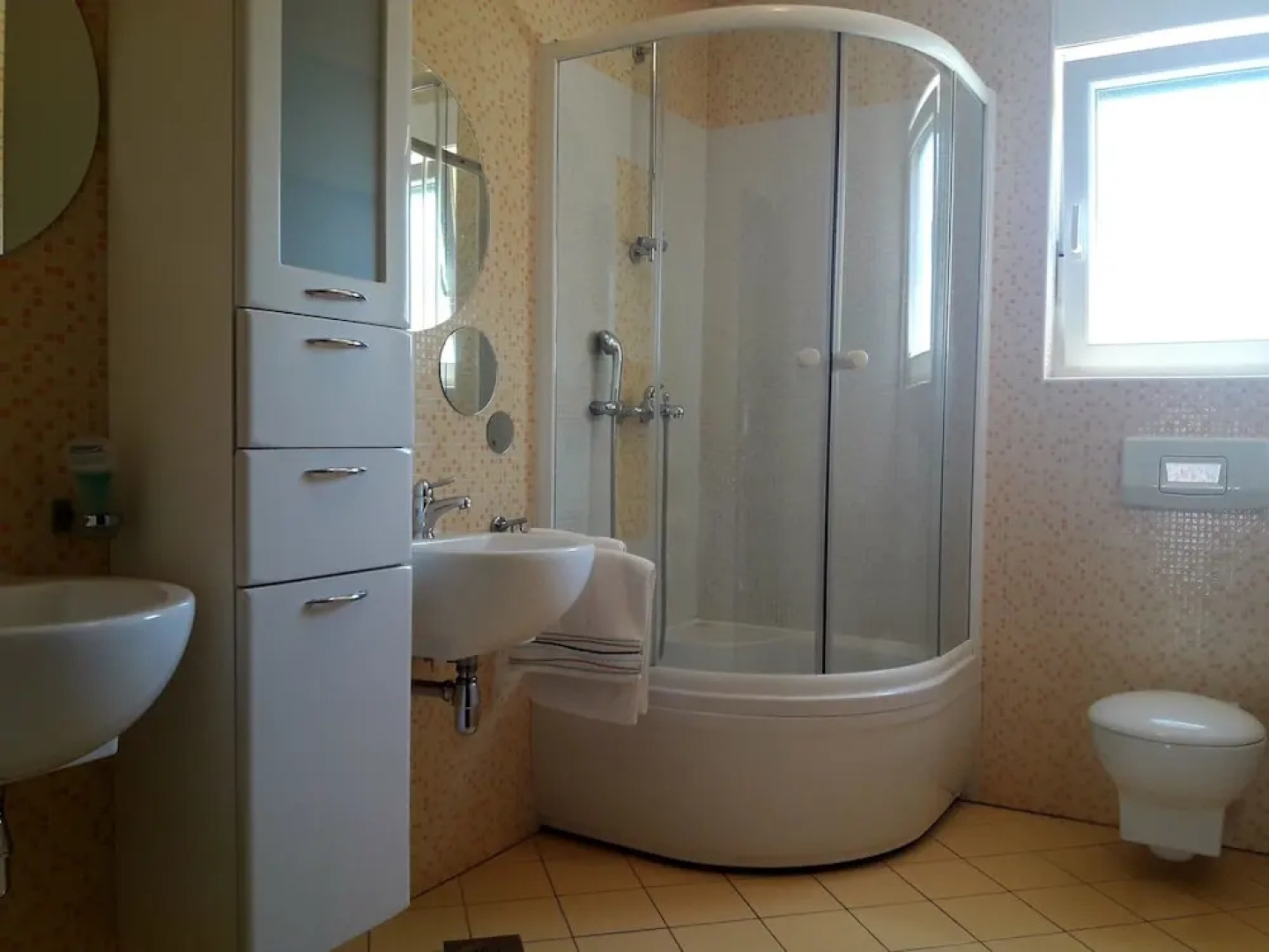 Luxury Three-bedroom Apartment With Amazing Overlook at the sea