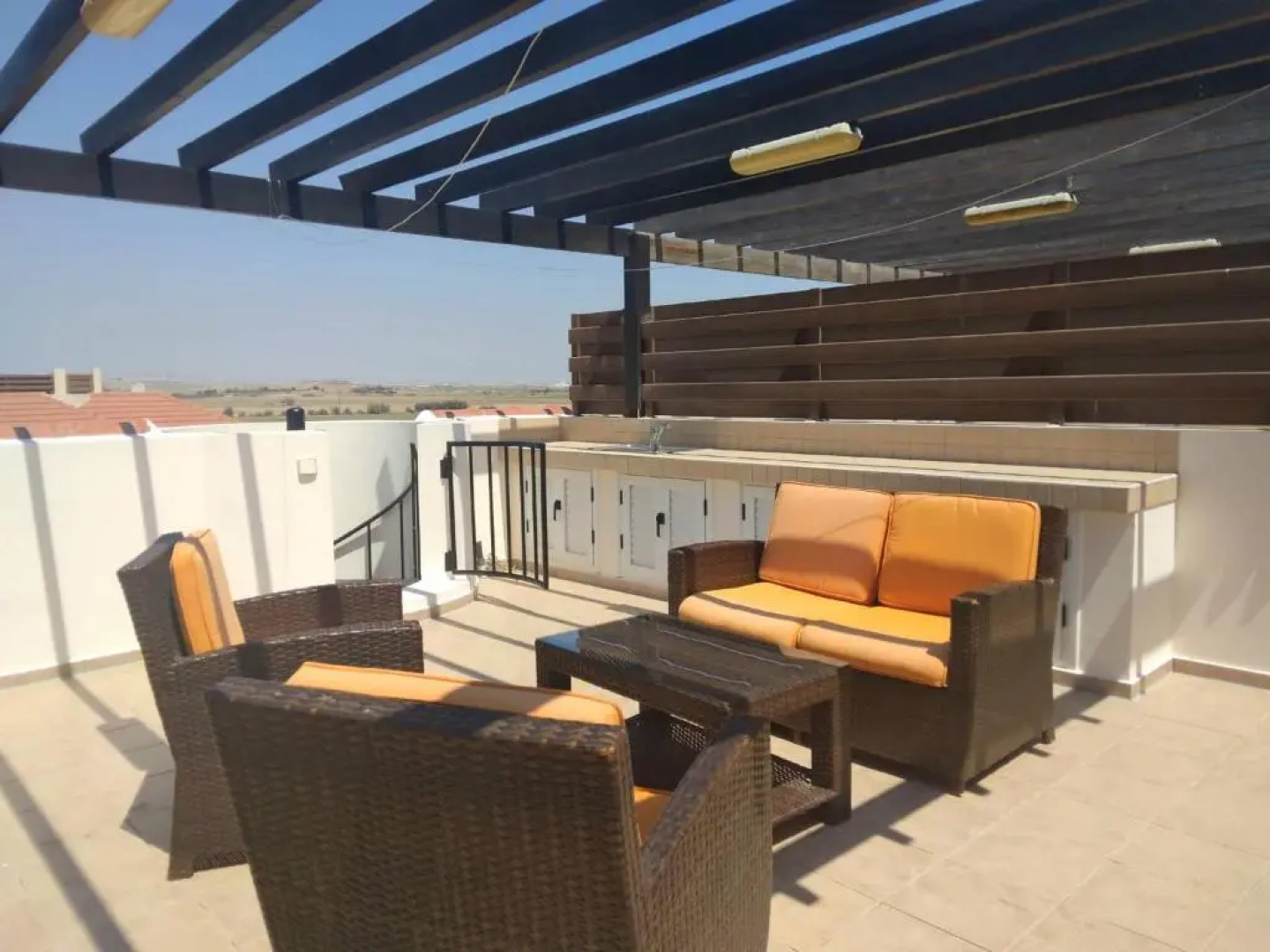 2 bedroom apartment with communal pool and roof garden