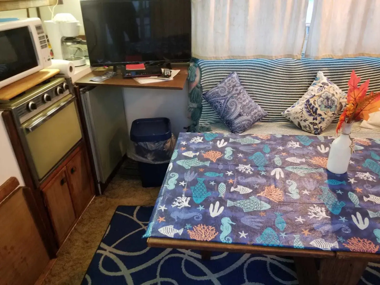 Hills Motor Court & Marina