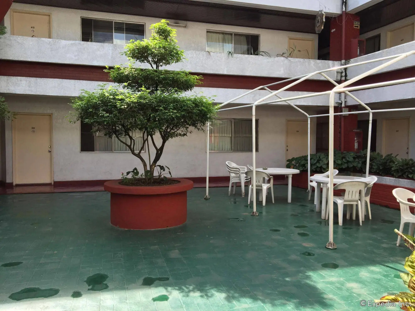 ZEN Rooms Broadway Court QC