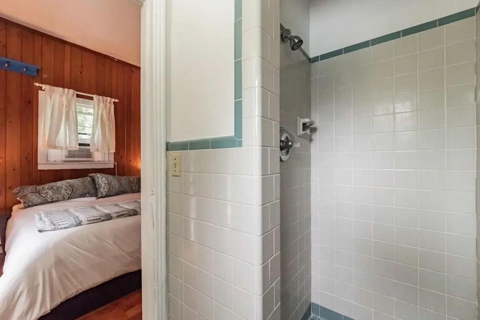 Gainesville 1 Bedroom Apts with Pool, Walk to UF Campus by RedAwning