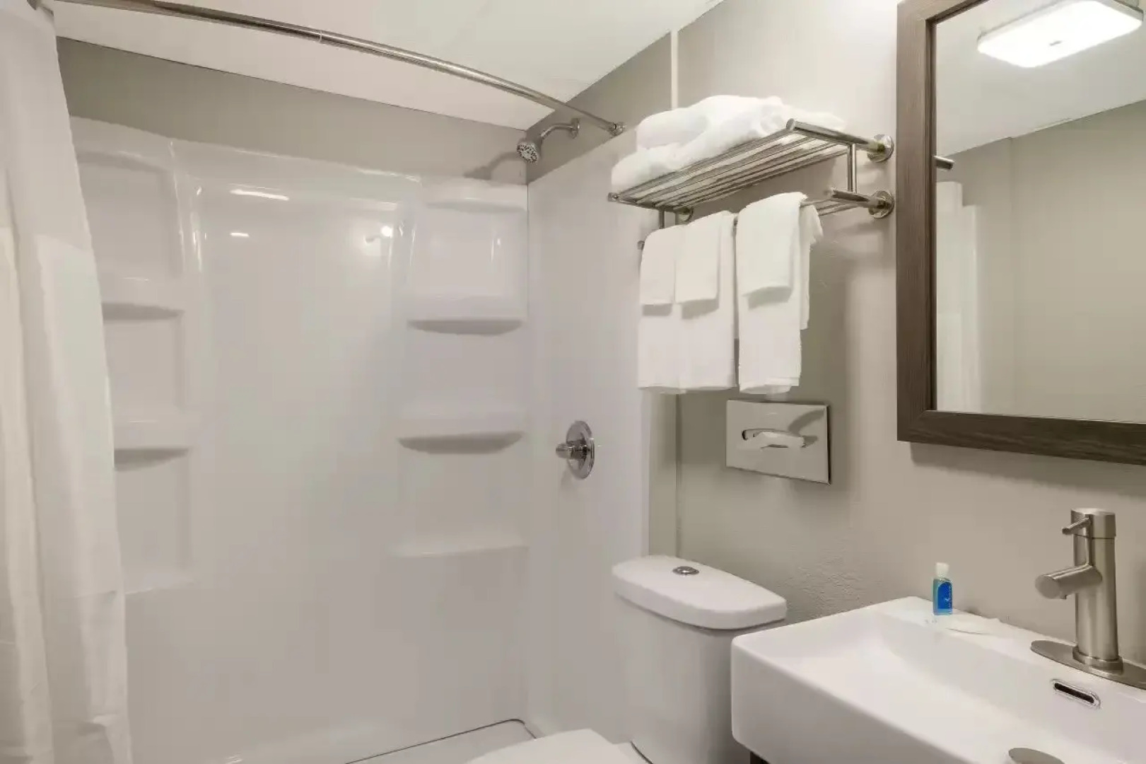 Suburban Studios Milwaukee Airport