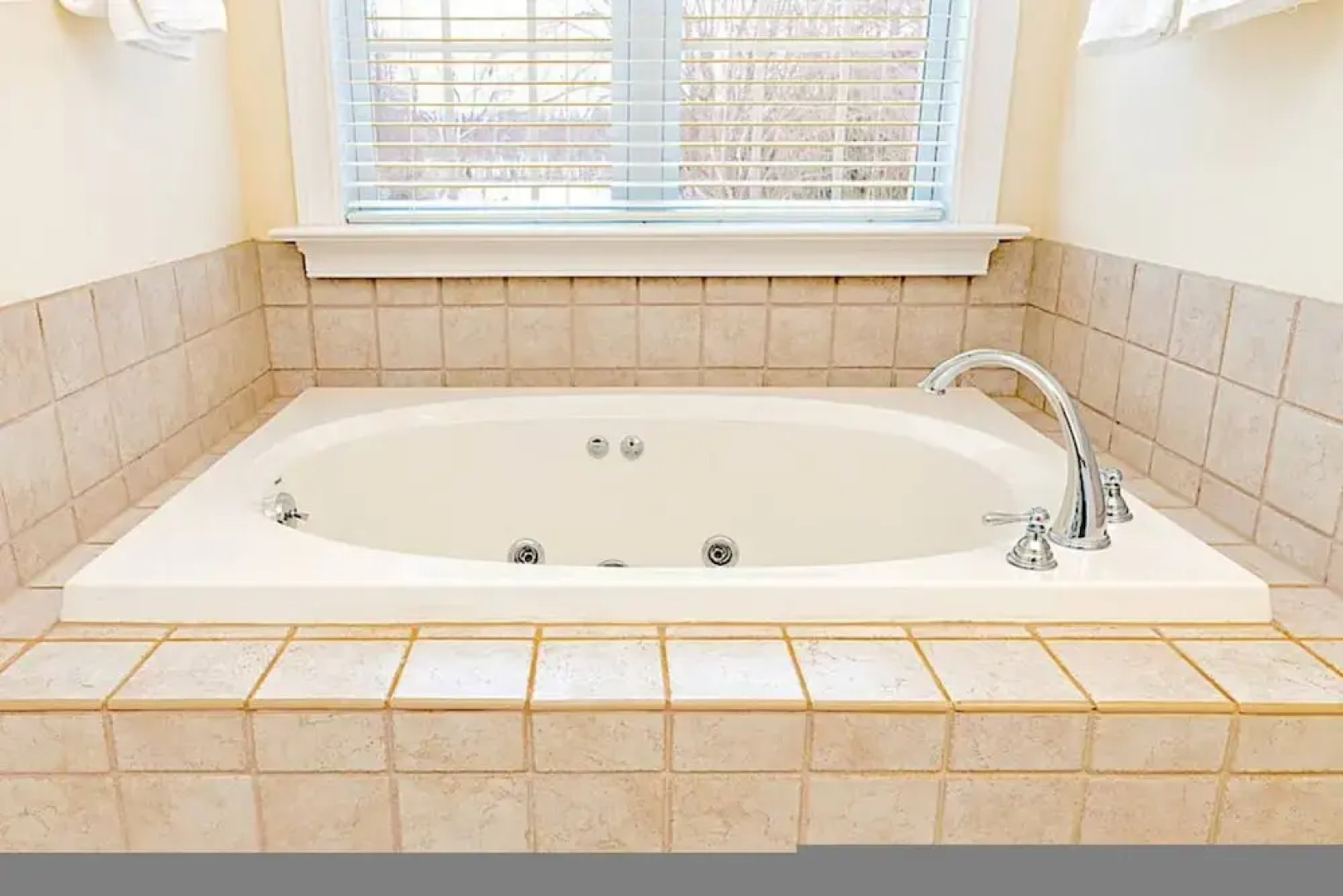 Stoney Creek Cottage Wintergreen w EV Charger