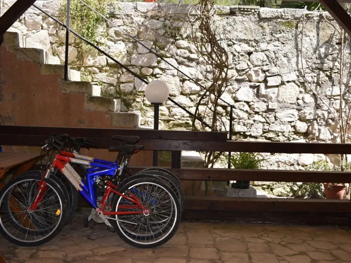 Completely Surrounded by Nature, a Lovely Pool, Sun, Relax!