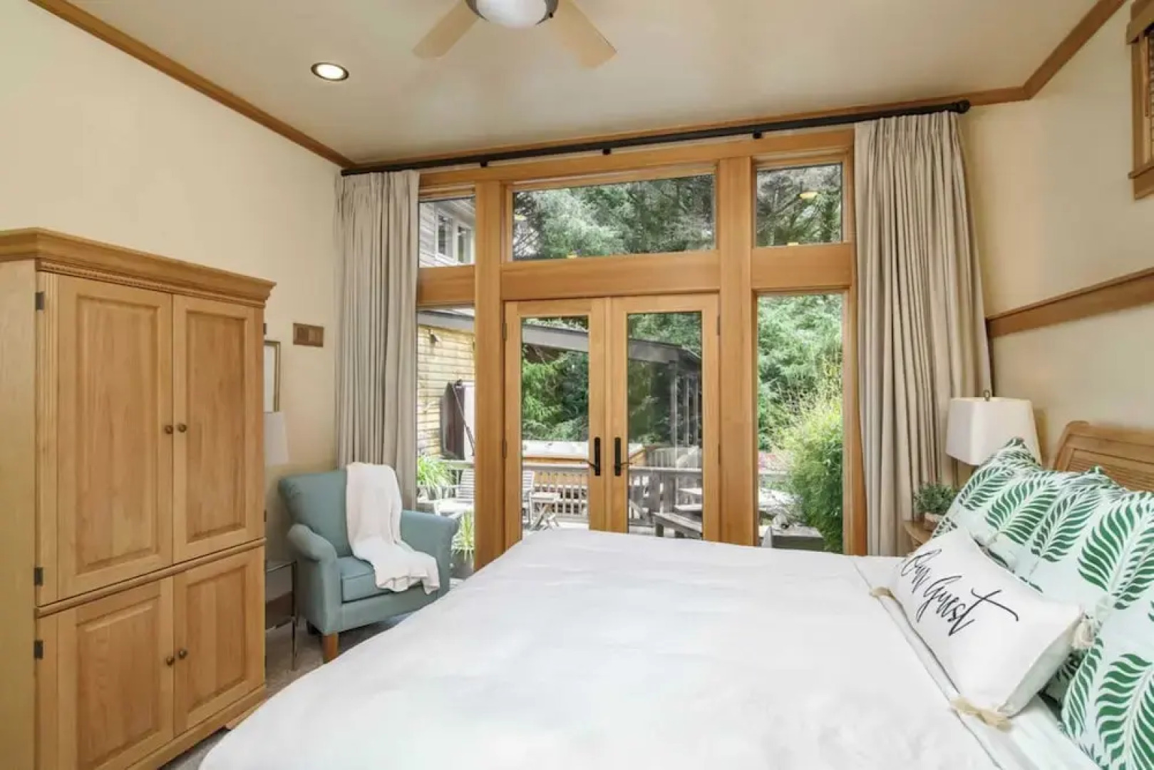 The Castle Rock Estate by Avantstay Steps From Arch Cape Beach w/ Hot Tub & Sauna