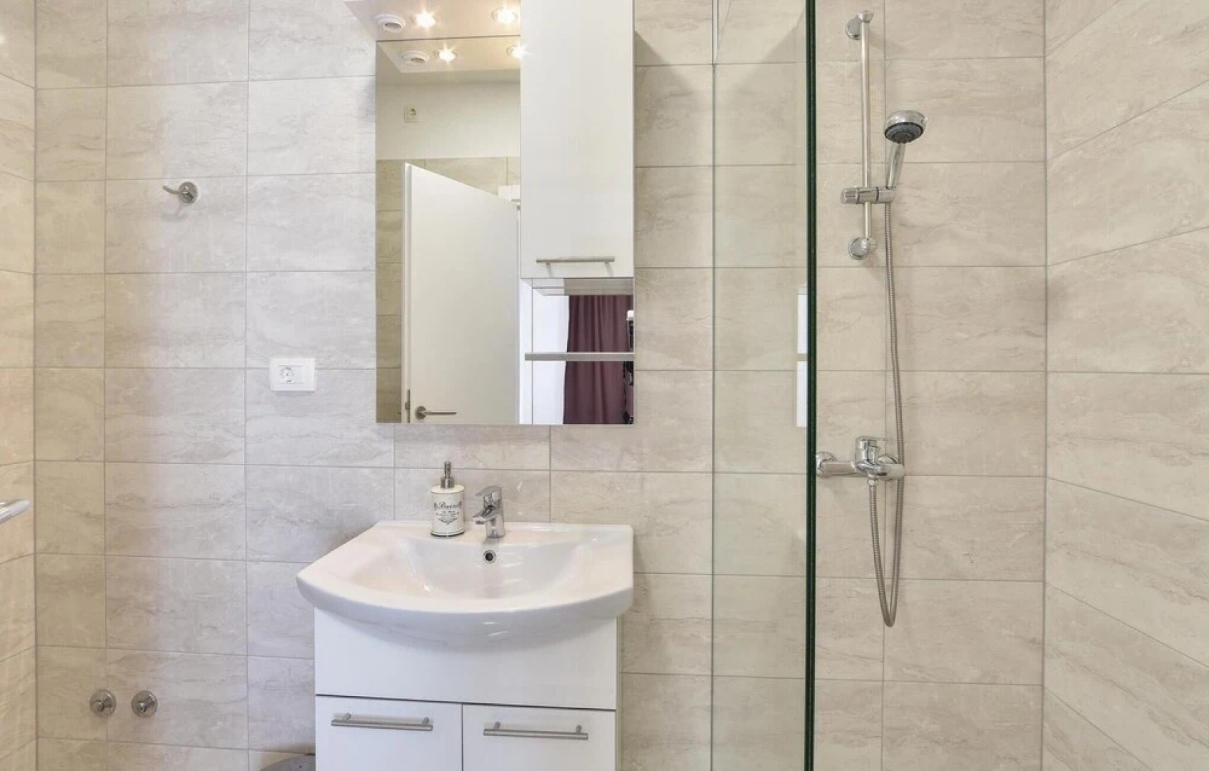 Nice Home in Duce With Wifi and 10 Bedrooms