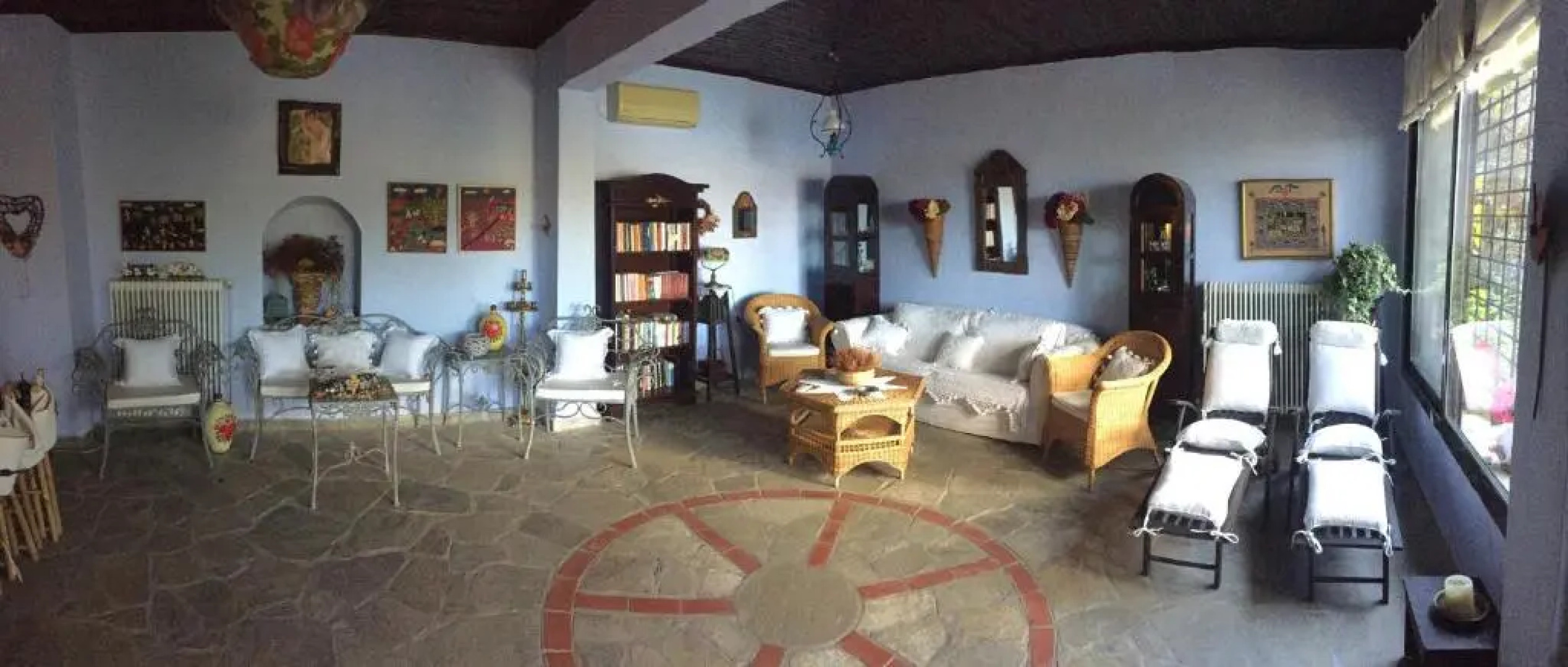 Villa Valia: Traditional Luxurious Residence