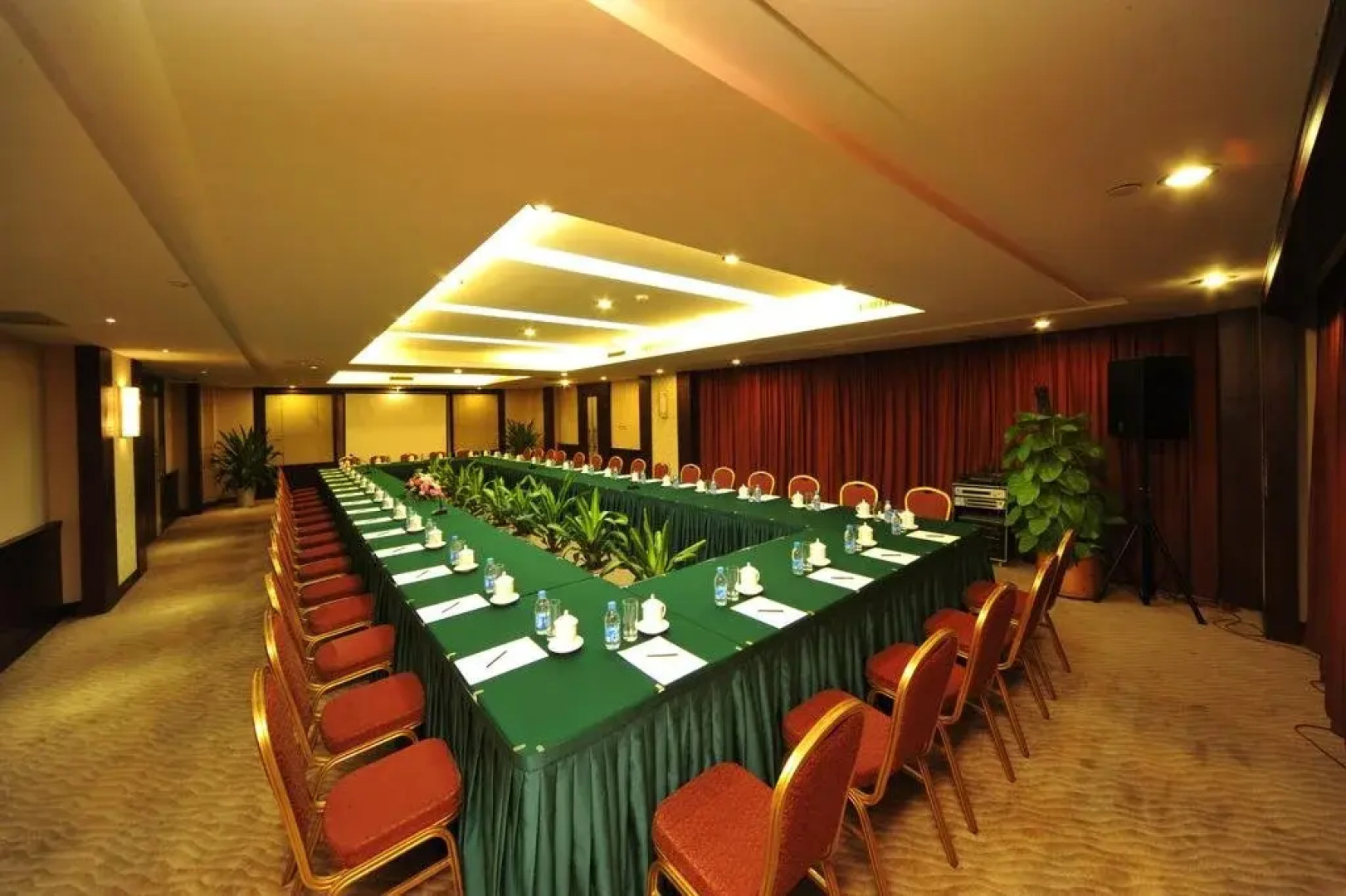 Yining Huarui Business Hotel