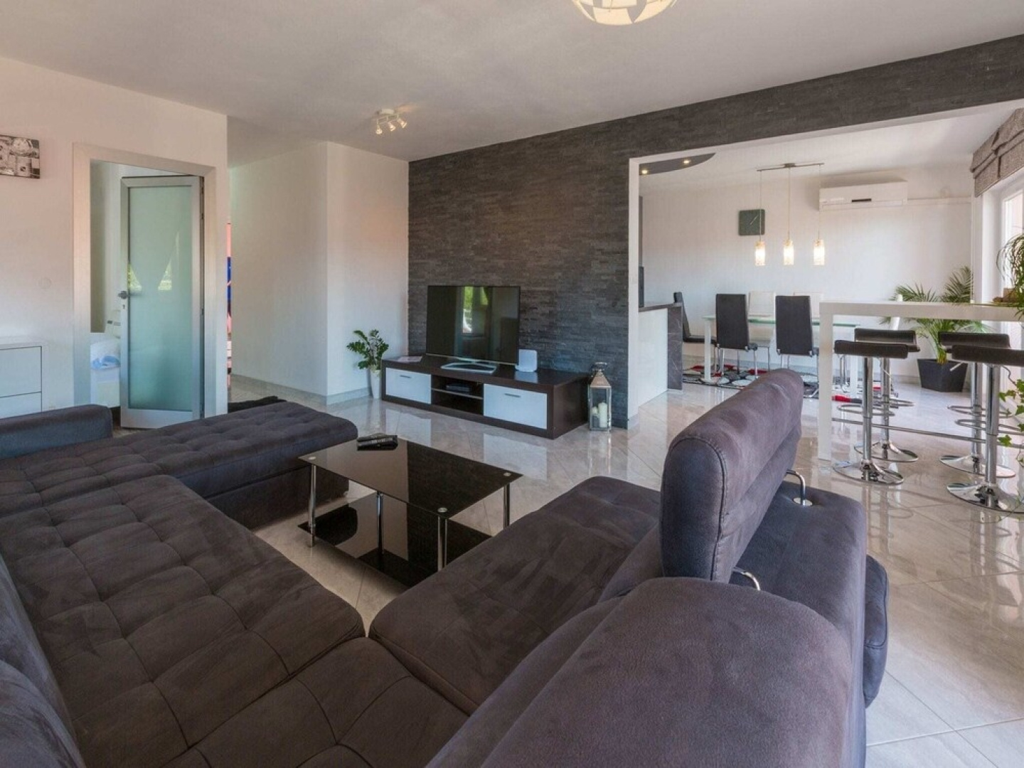 Spacious House Apartment With Swimming Pool & Sea View