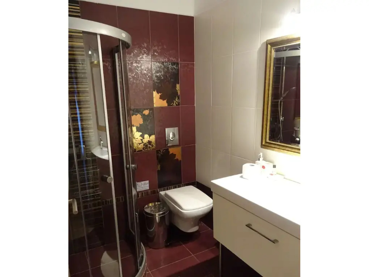 Artist's Villa Red Rose