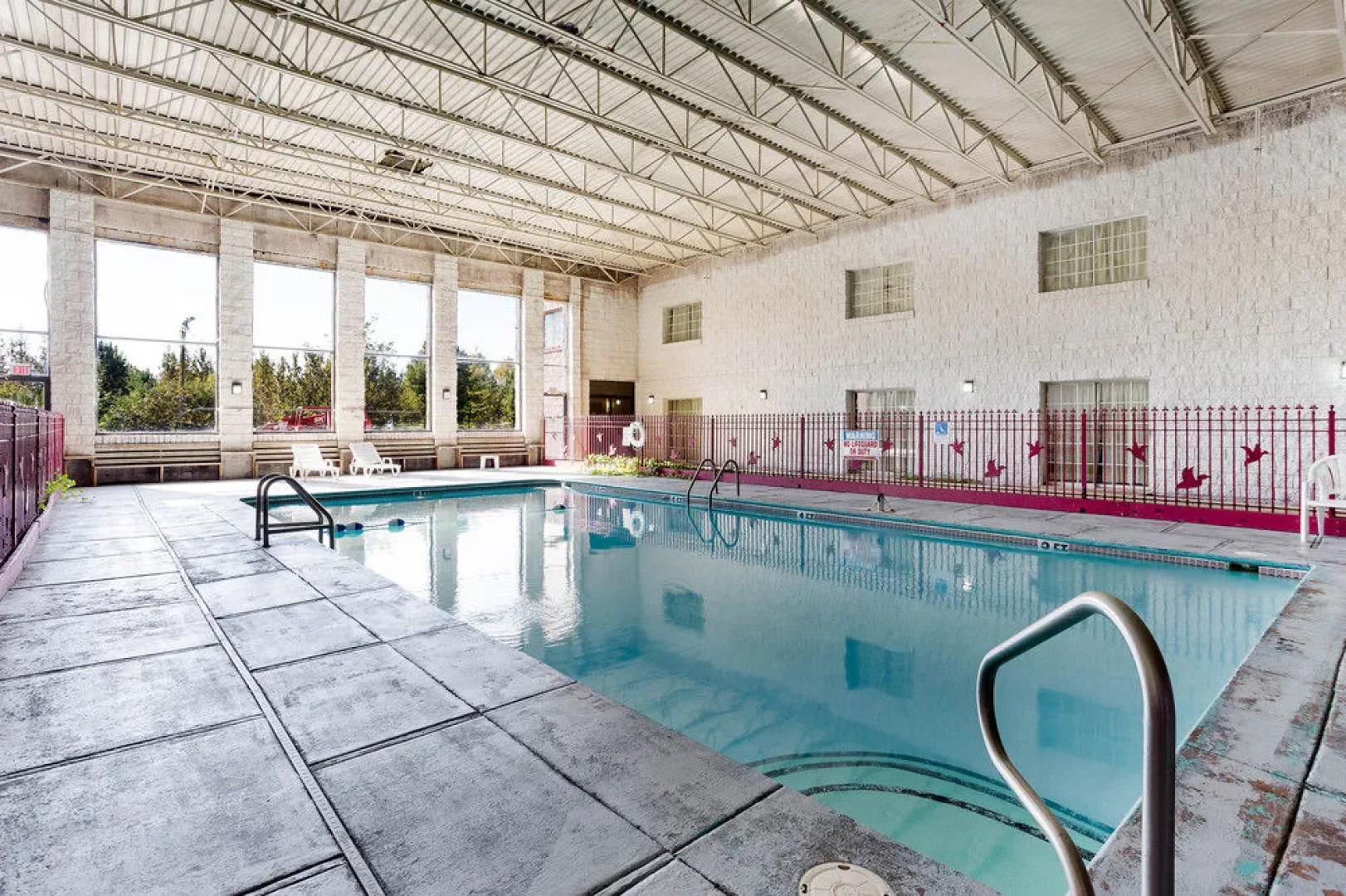 Econo Lodge Inn & Suites