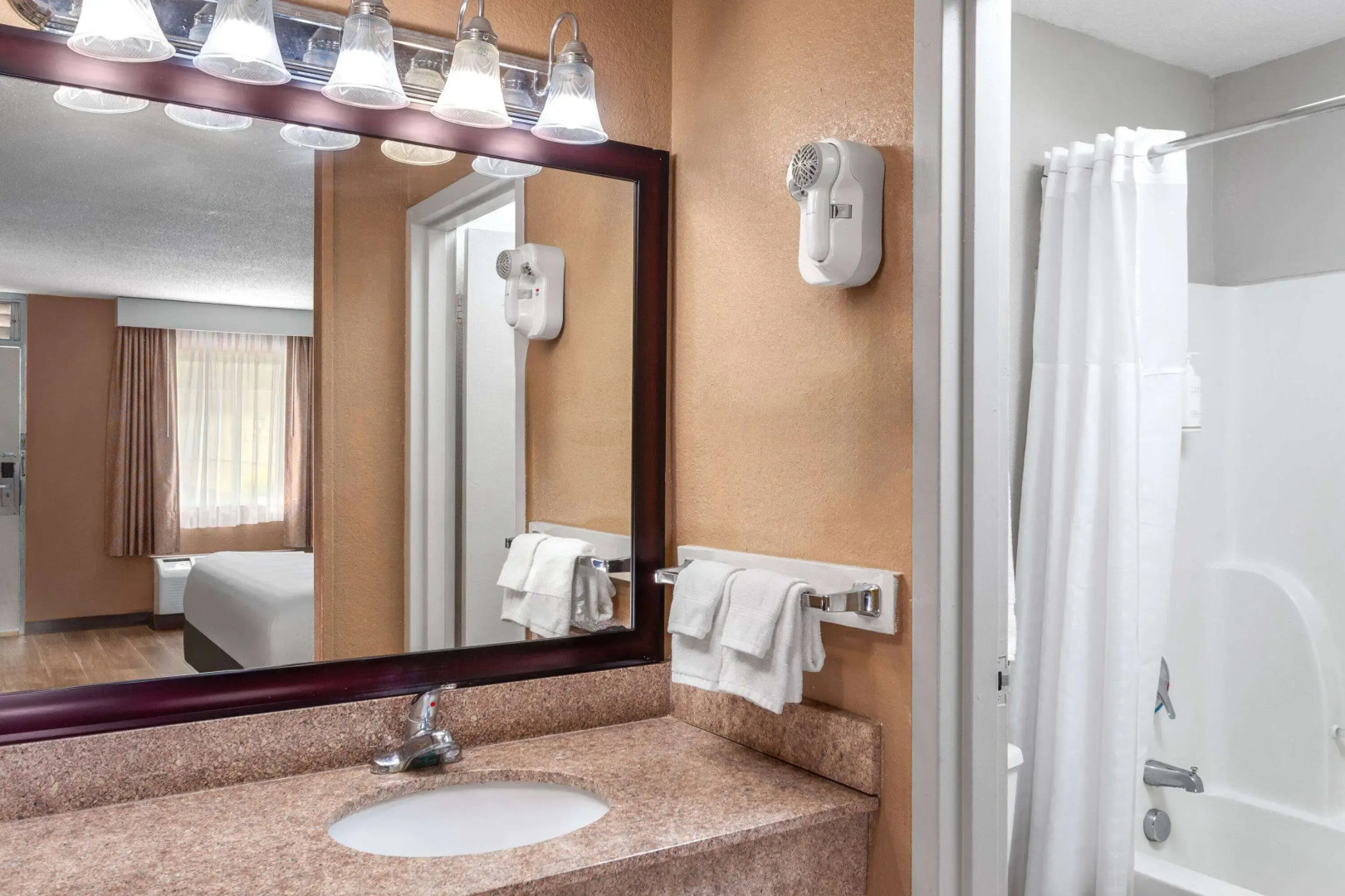 Days Inn by Wyndham Shelby