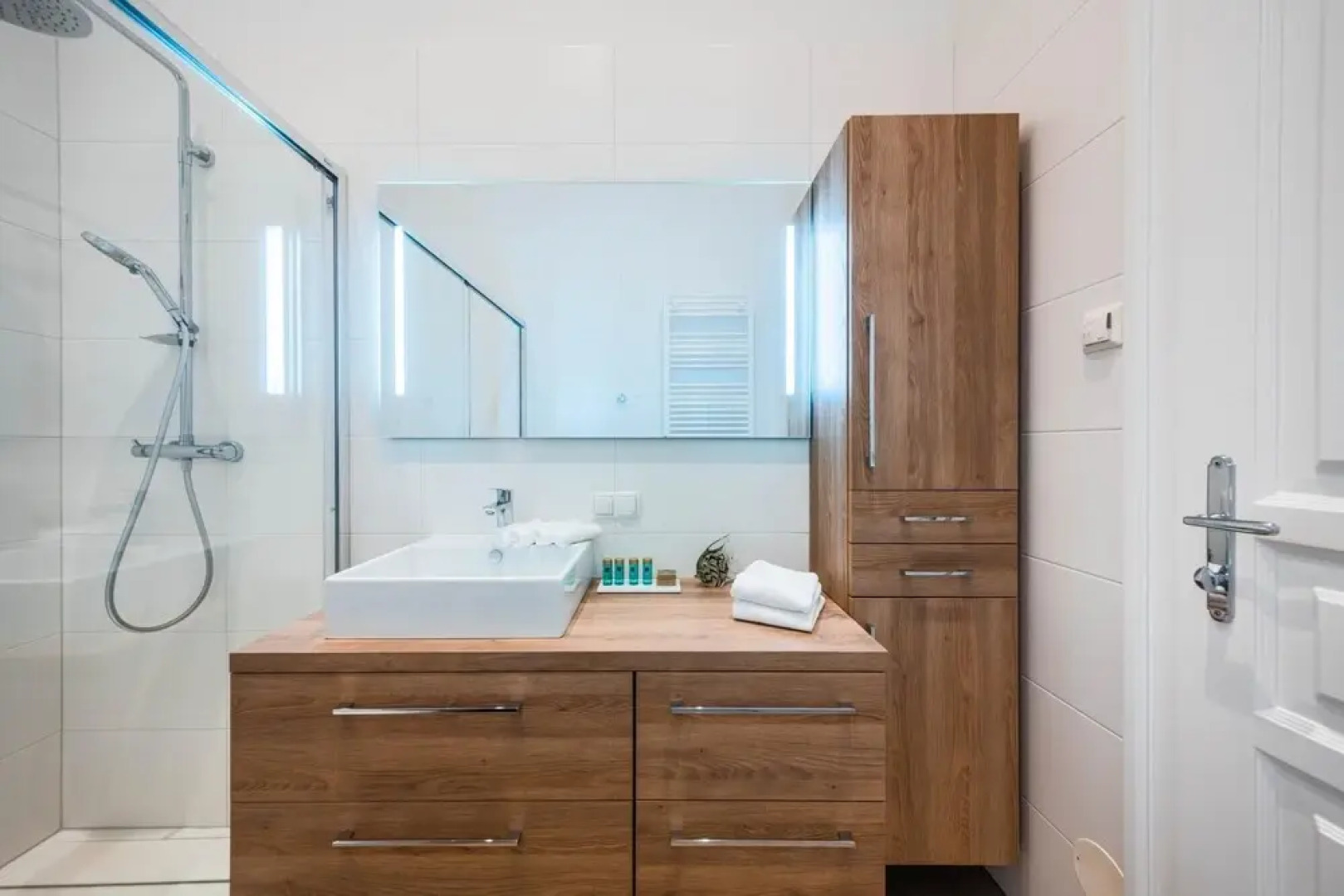 Deluxe Apartment With Parking and Office Next to the City Park