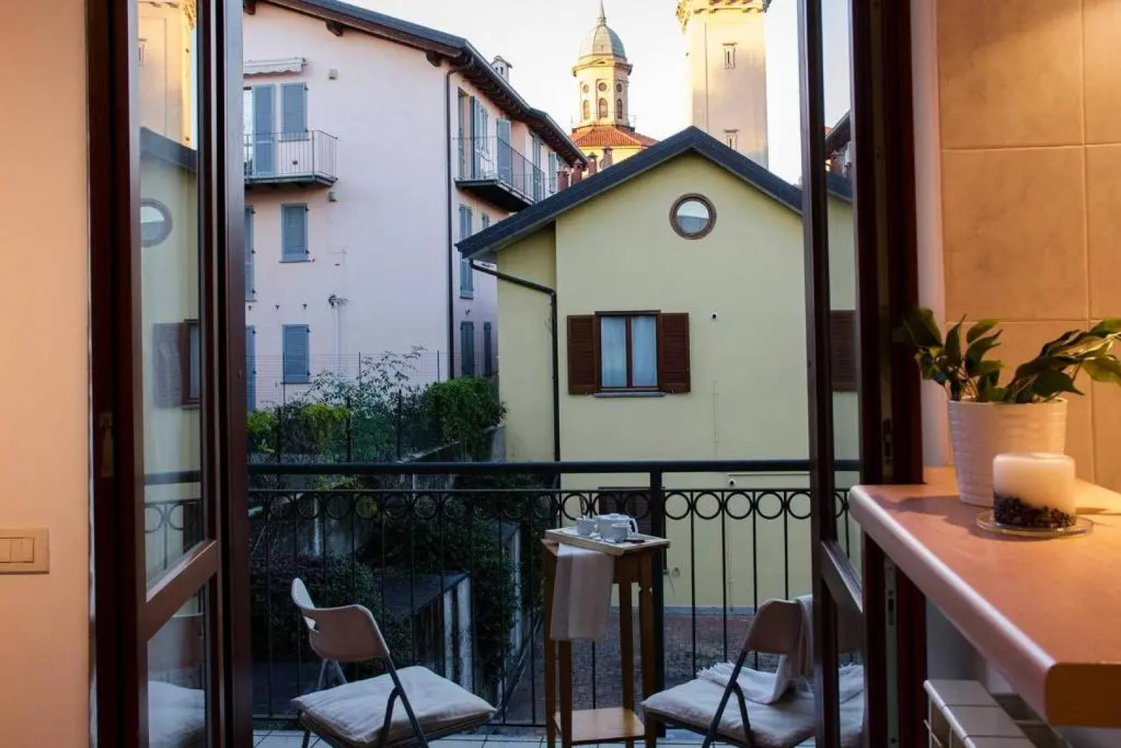ALTIDO Lively 2 bedroom Apt with Parking close to Como