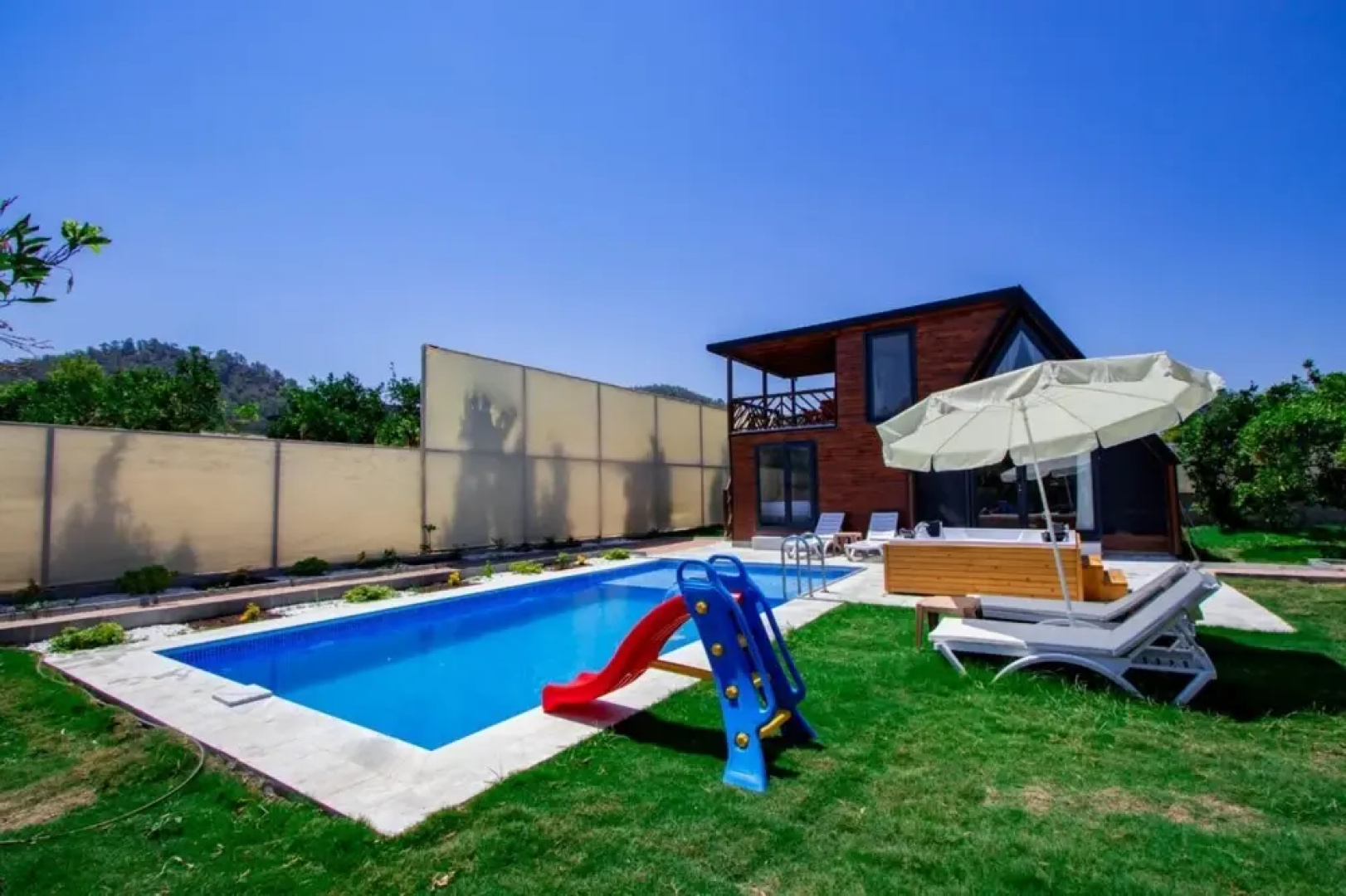 Villa With Pool Jacuzzi and Backyard in Inlice