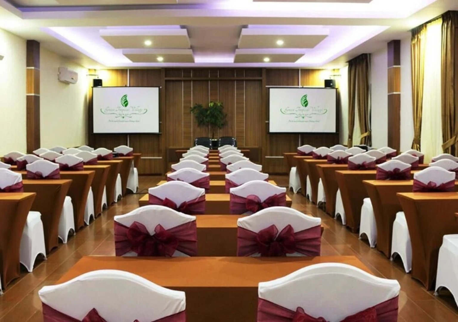 Green Tropical Village and Resort