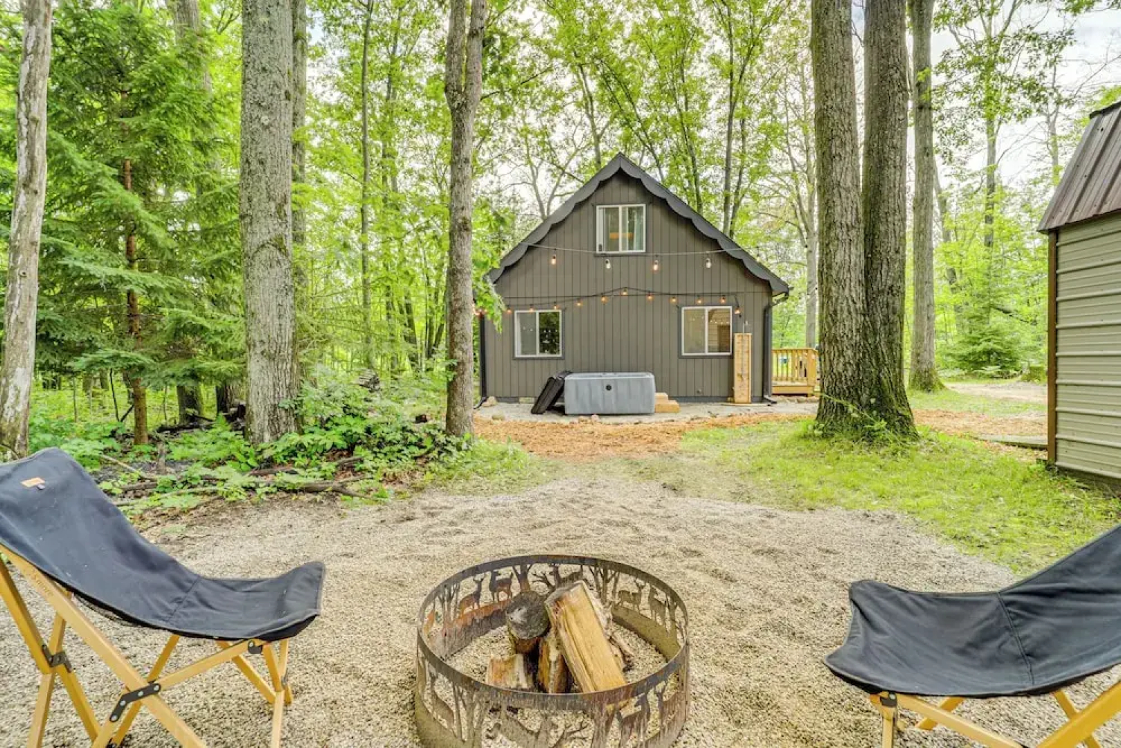 Roscommon Chalet w/ Hot Tub Near Higgins Lake!