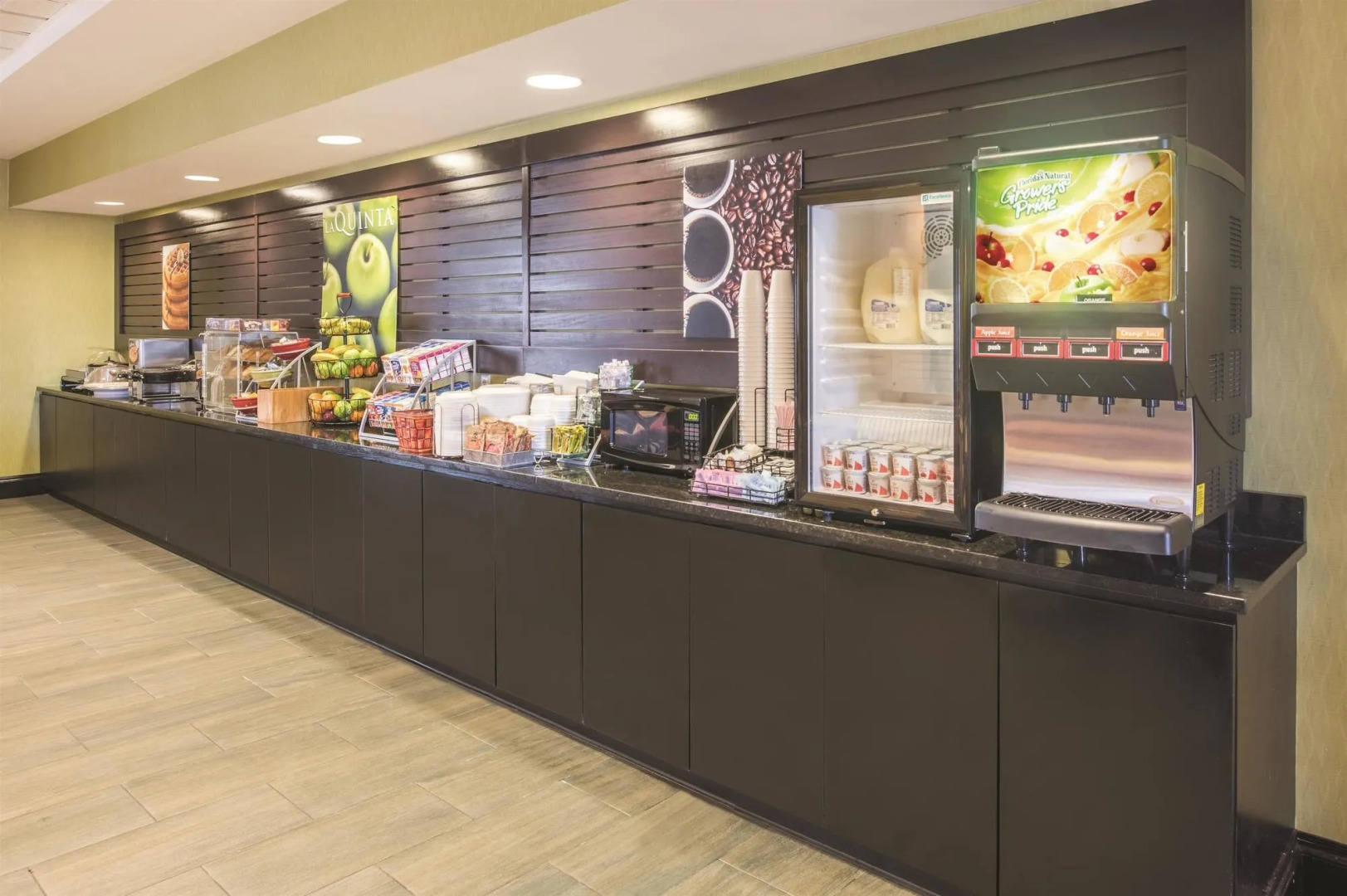 La Quinta Inn & Suites St. Louis Airport - Riverport