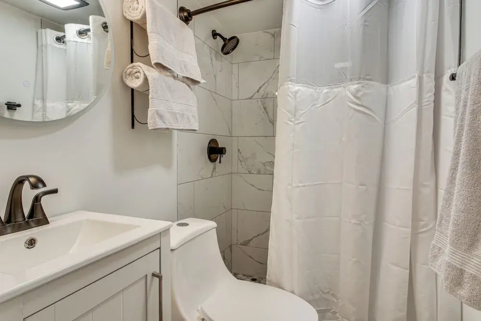 2 Mi to USC Campus: Peaceful Apartment w/ Yard