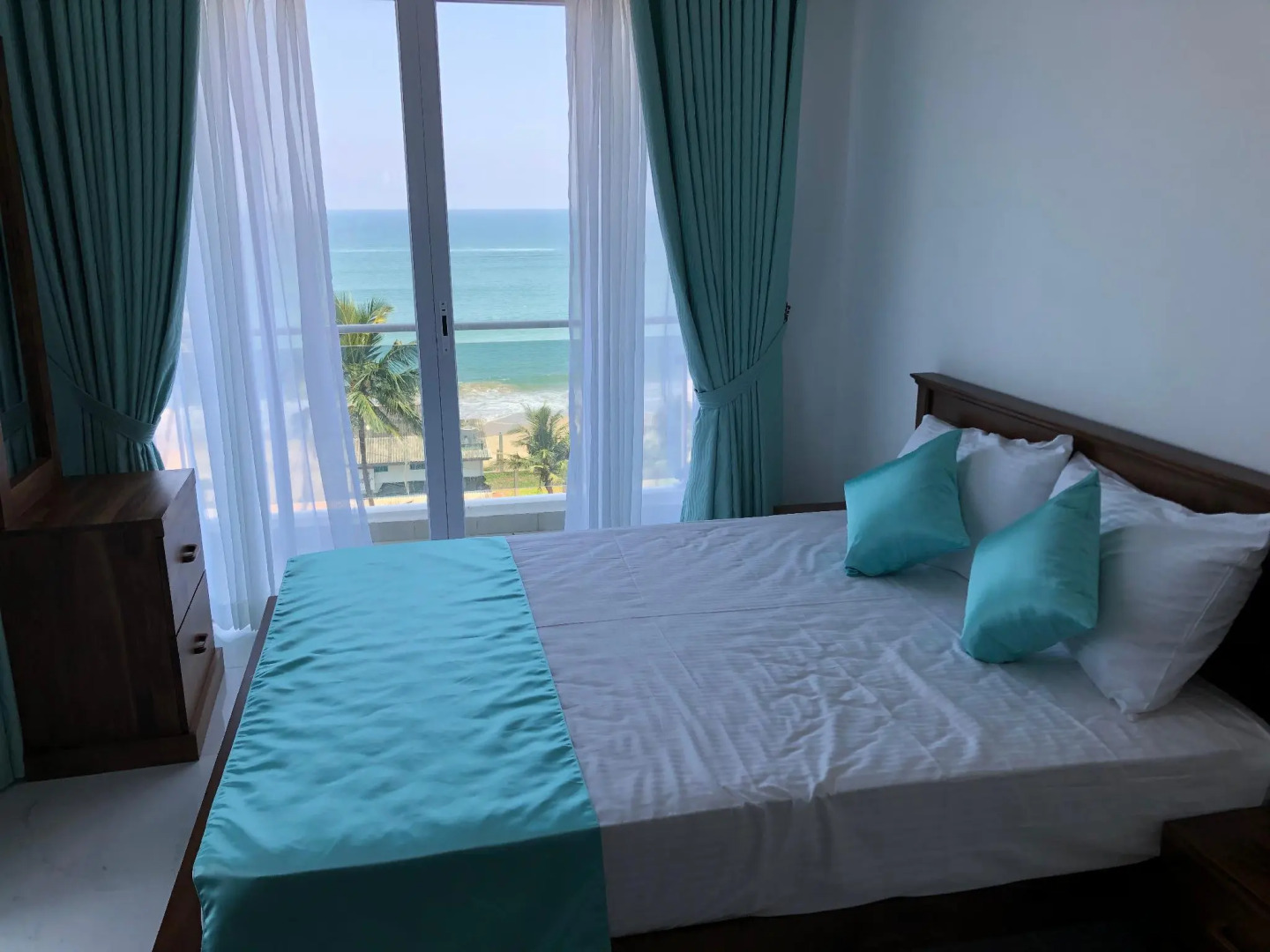 Sea Breeze, New 3 Bedroom Beach Front Apartment