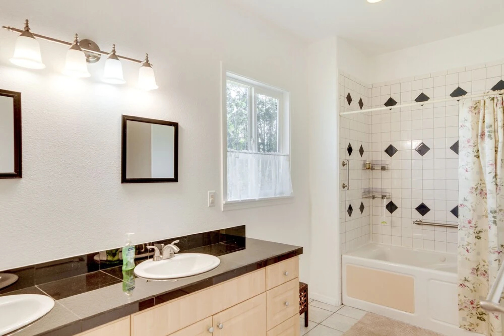 Paradise Park Vacation Rental ~ 4 Mi to Shoreline!