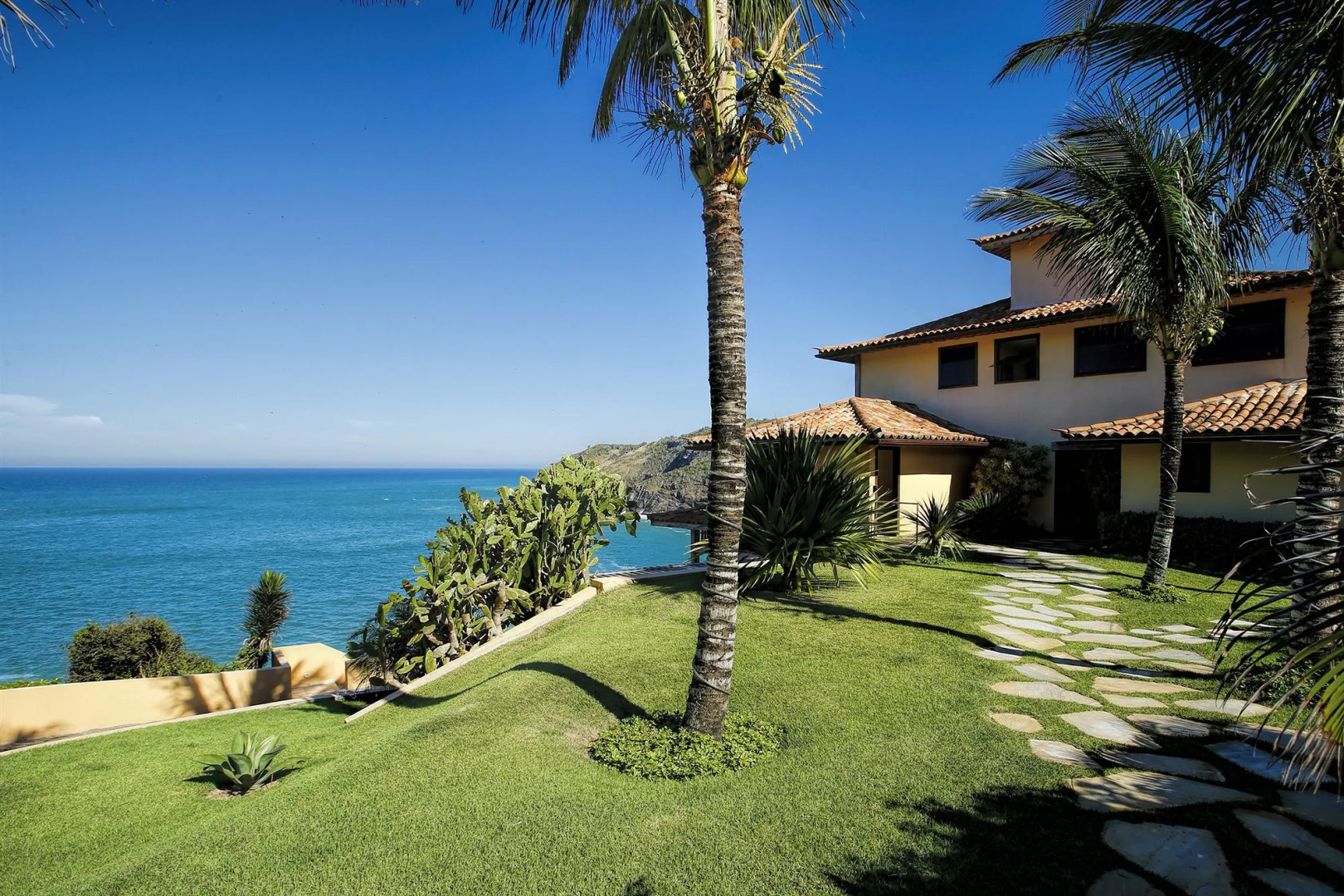 Cliffside Luxury Inn