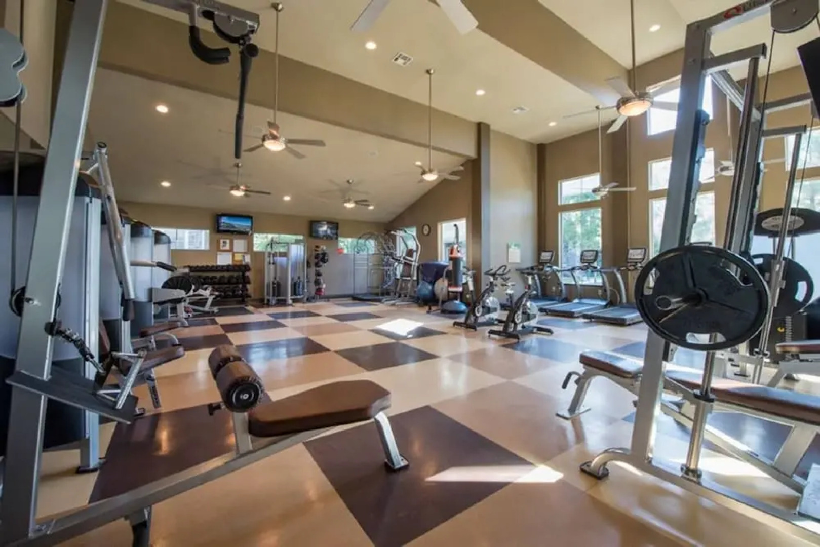 Stunning Modern Home Gated Community Pool & Gym